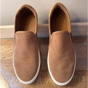 UGG Slip on sneaker. Versatile styling, slip on Round toe, rubber sole,imported.